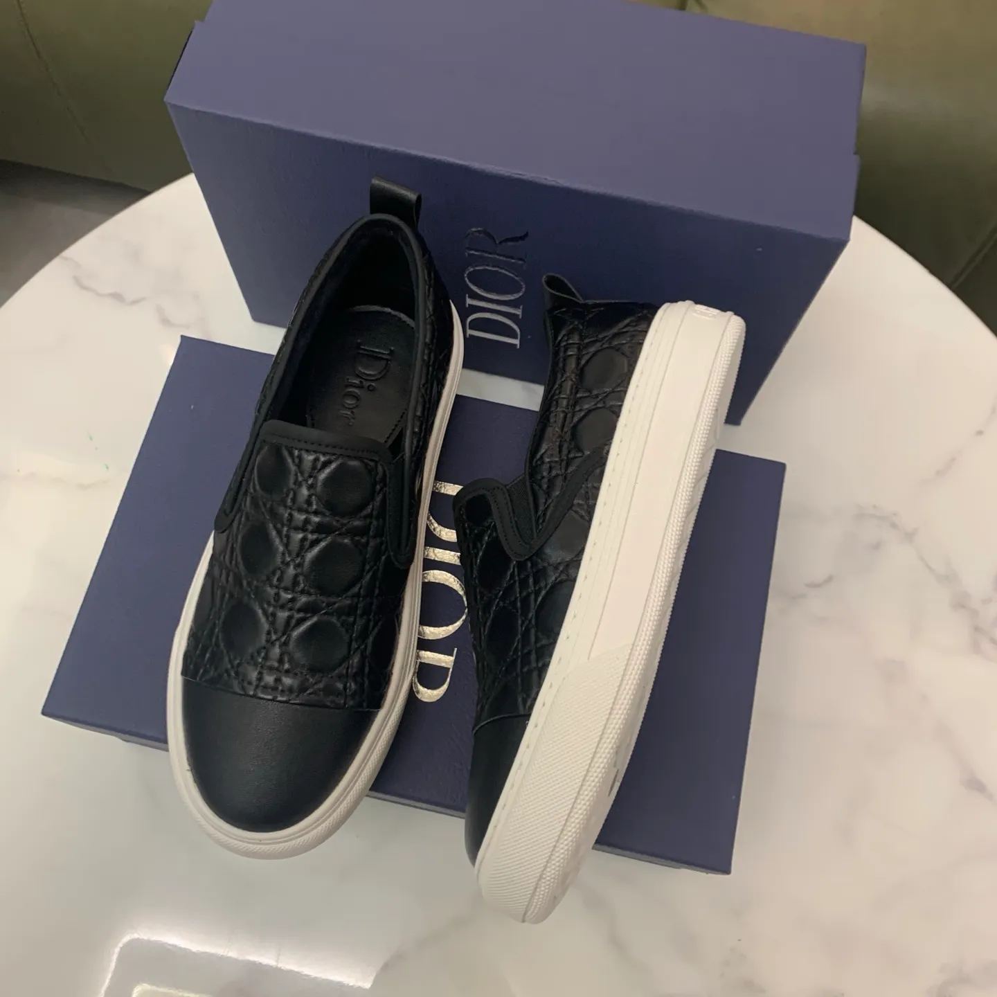 Men's men's shoes 💰400 [New style] 🧁🧁 Dior (velvet lining and leather lining are preferred when ordering) D's new product is on the market, full first-layer calfskin with embroidered classic diamond pattern D's craftsmanship, high-end and classy, ​​comfortable on the feet, versatile to wear, full of three-dimensional sense, available in 4 colors: black, coffee, gray and khaki, size: 39-44 (45 can be customized, cannot be returned)